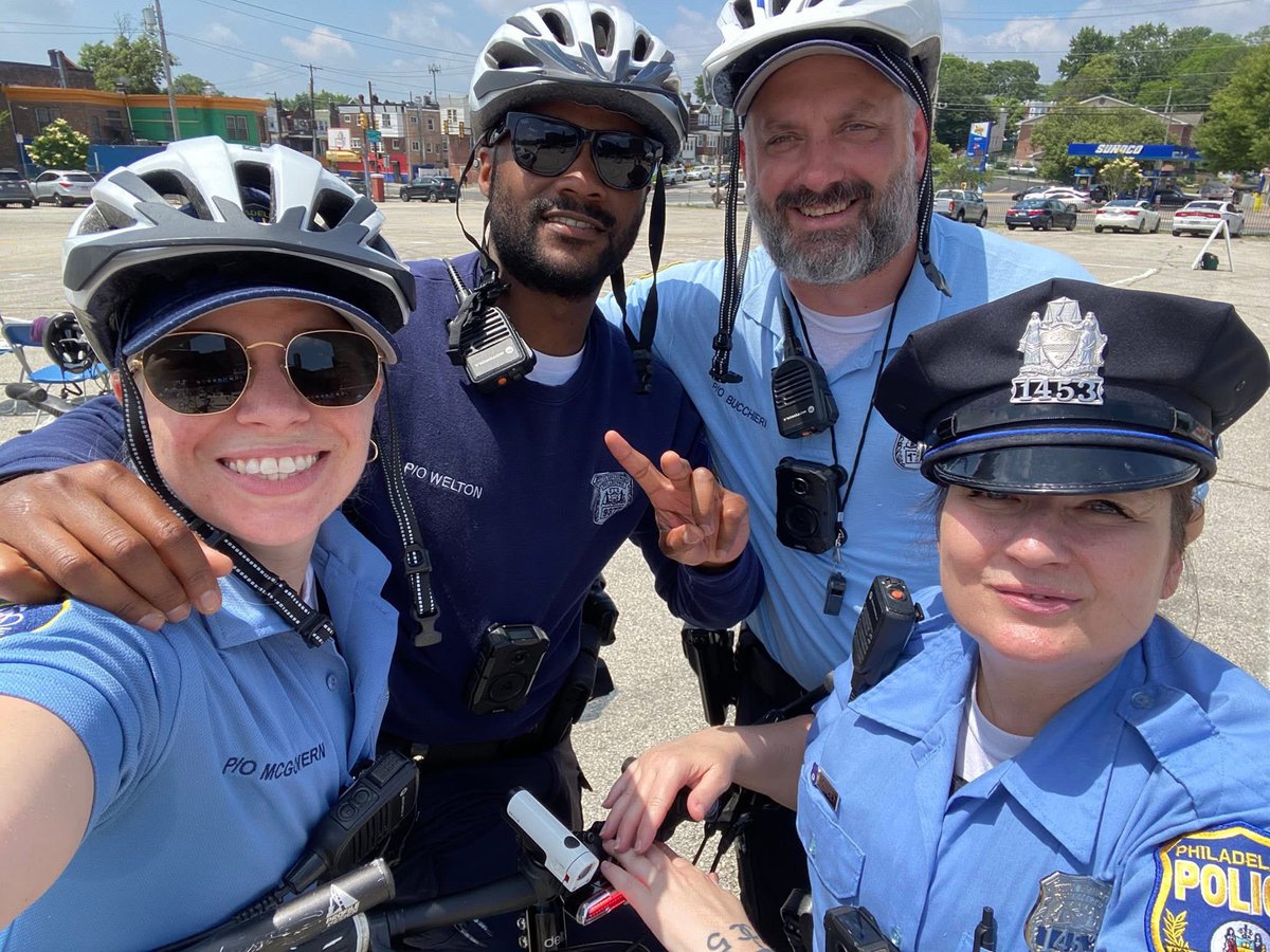 PPDInspJThomas's tweet image. Today the 35th District Participated in the Logan School Graduation on wheels!! Great times! @PPD35Dist