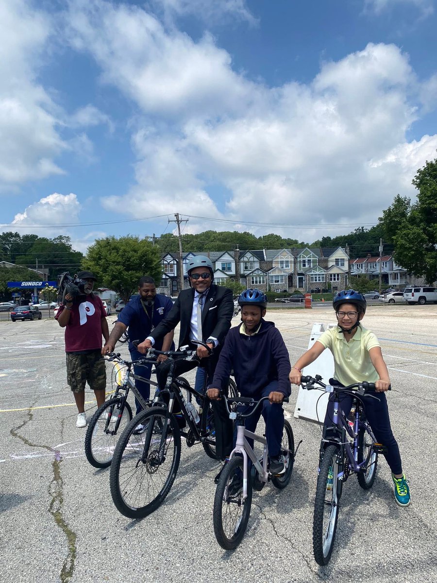 PPDInspJThomas's tweet image. Today the 35th District Participated in the Logan School Graduation on wheels!! Great times! @PPD35Dist