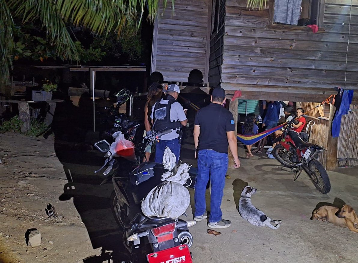 #OperaciónNacionalV Fiscales de Islas de la Bahía coordinaron allanamiento en barrio Los Fuertes en busca de drogas