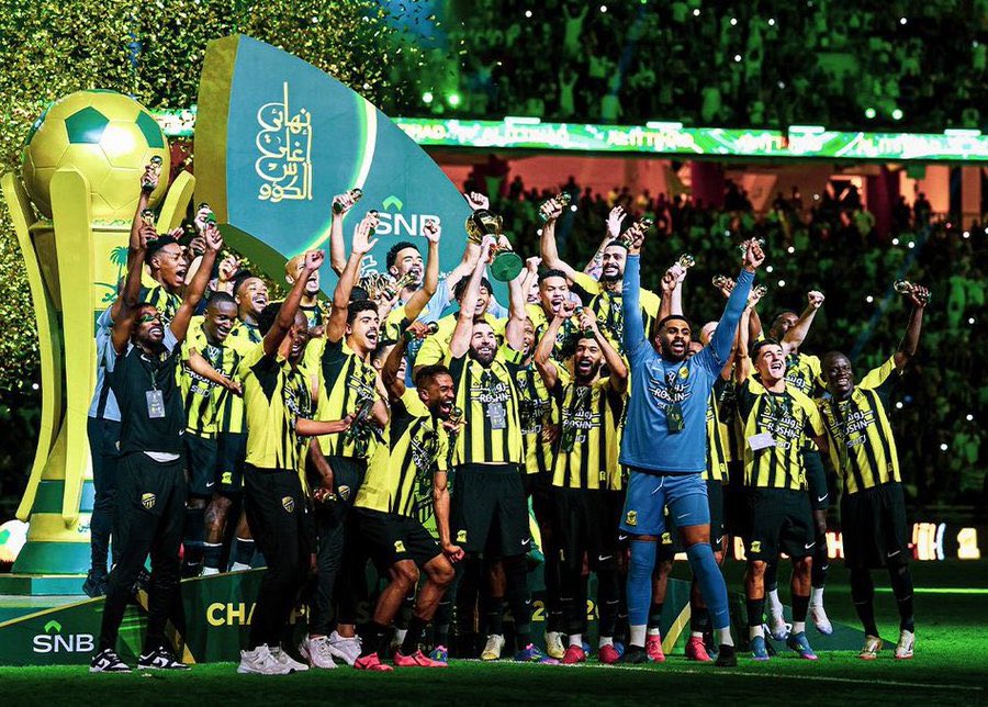 1its_r's tweet photo. "مهما غاب يرجع لاصوله ماهو بشيٍء جديد" 
#الحارقه_عشر  #أغلى_الكؤوس 🏆🏆💛🖤 https://t.co/sjejkveVhj