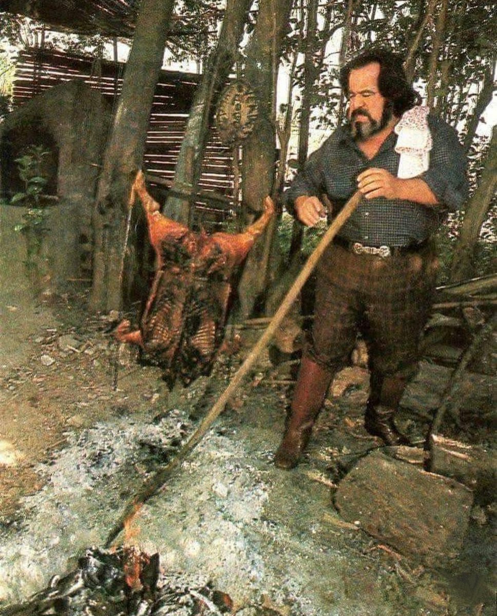 Nohagoamigos's tweet photo. Les dejo esta foto de Horacio Guarany puteando, porque se fué 10 minutos a guitarrear y le quemaron el lechón. Argentina es el país más grande del mundo. https://t.co/nO2dzaRD7o