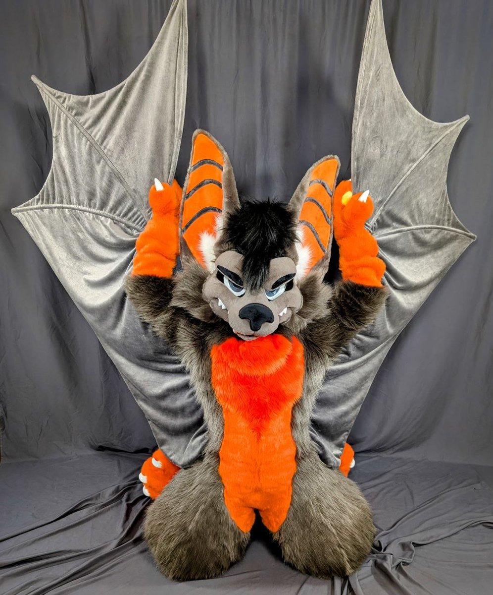 Show me your wingspan!
#FursuitFriday 

🦇<a href="/SparkTheBat/">Spark the Bat</a>