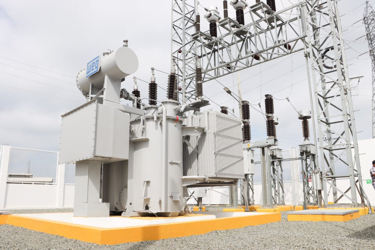CNEL_EP's tweet photo. ✅ GUAYAS

En un trabajo articulado y bajo alianzas estratégicas público-privadas, se iniciaron las operaciones de la subestación Taura C, que permitirá optimizar la distribución de energía eléctrica en el sector camaronero de la zona, así como estabilizar los niveles de voltaje en Virgen de Fátima, Taura, Milagro y Naranjal.

El gerente general, Ángel Erazo, junto al administrador de la Unidad de Negocio Milagro, Mario Mendoza, y representantes de la empresa privada, participaron en el acto de energización y puesta en funcionamiento de esta importante obra.

#CNELEP continuará fortaleciendo su infraestructura eléctrica mediante alianzas que impulsen el desarrollo sostenible en su zona de concesión.