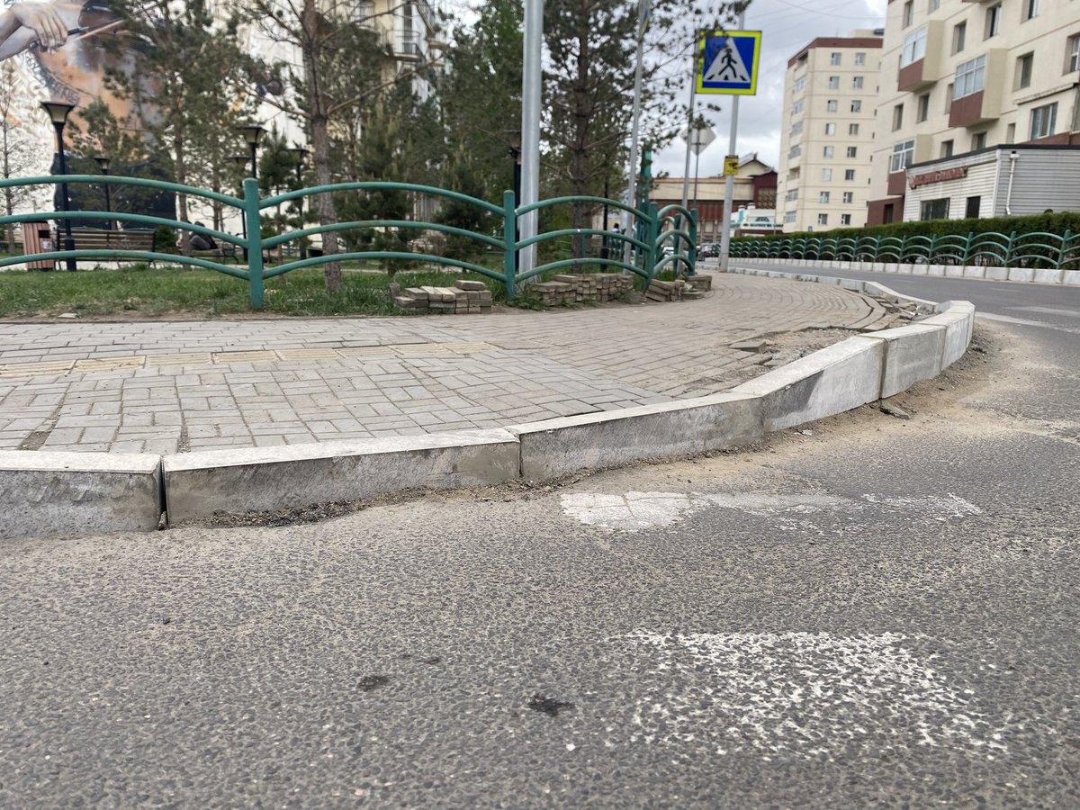 Гарцан дээр бүдэрч уна гэж бгаам шиг хийжээ энэ брожурыг.