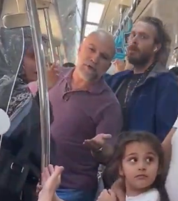 Kel olanı unutmayın. Savunmasız adama vurulur mu lan sırtlanlar.