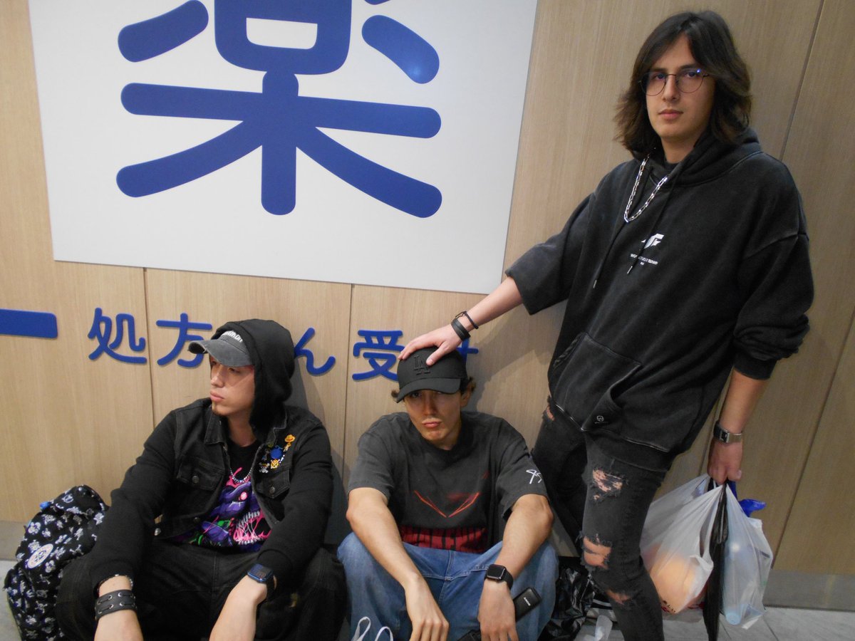 Roiereal's tweet image. esperando para comer sushi 🍣 寿司を食べるのを待つ