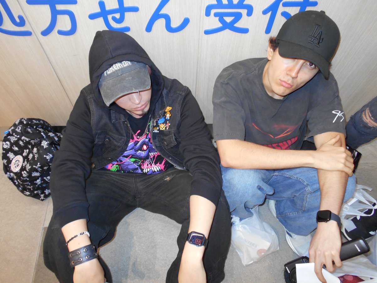 Roiereal's tweet image. esperando para comer sushi 🍣 寿司を食べるのを待つ
