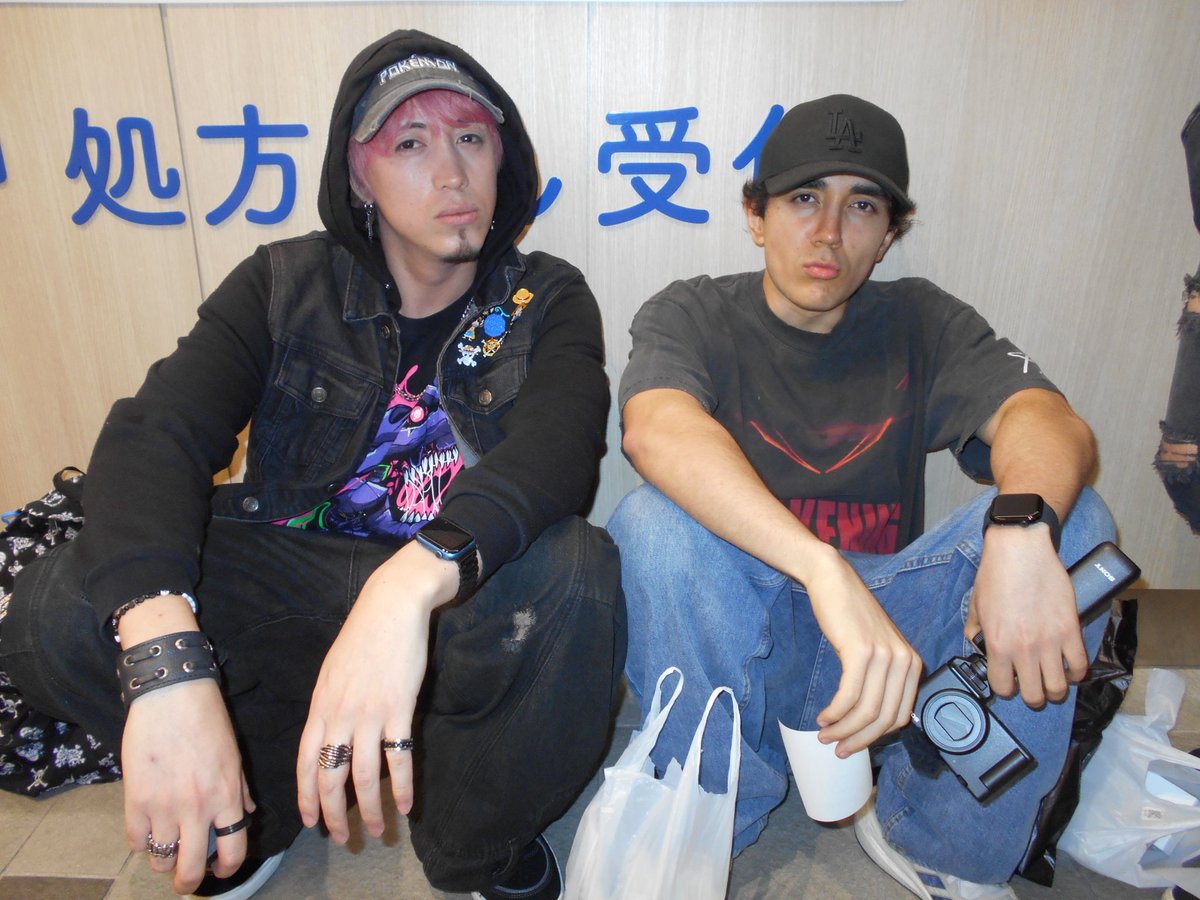 Roiereal's tweet image. esperando para comer sushi 🍣 寿司を食べるのを待つ