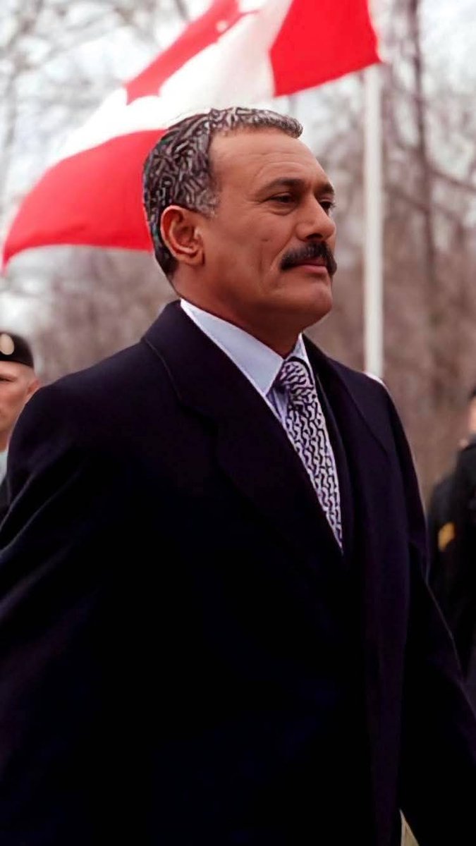 قالها عفاش الف مره ستتقسم اليمن الى دويلات الشمال لن يكون شمال والجنوب لن يكون جنوب 
قالها لانه كان يعرف المخطط
 عفاش زعيم محنك ورجل دوله سياسي من الطراز الاول 
عفاش ماحكمش اليمن 33سنه من فراغ حكمها وهو يعرف كيف يديرها ويعرف كيف يتعامل مع الاحزاب والقبائل 
الله يرحمك ياعفاش 🇾🇪🤚