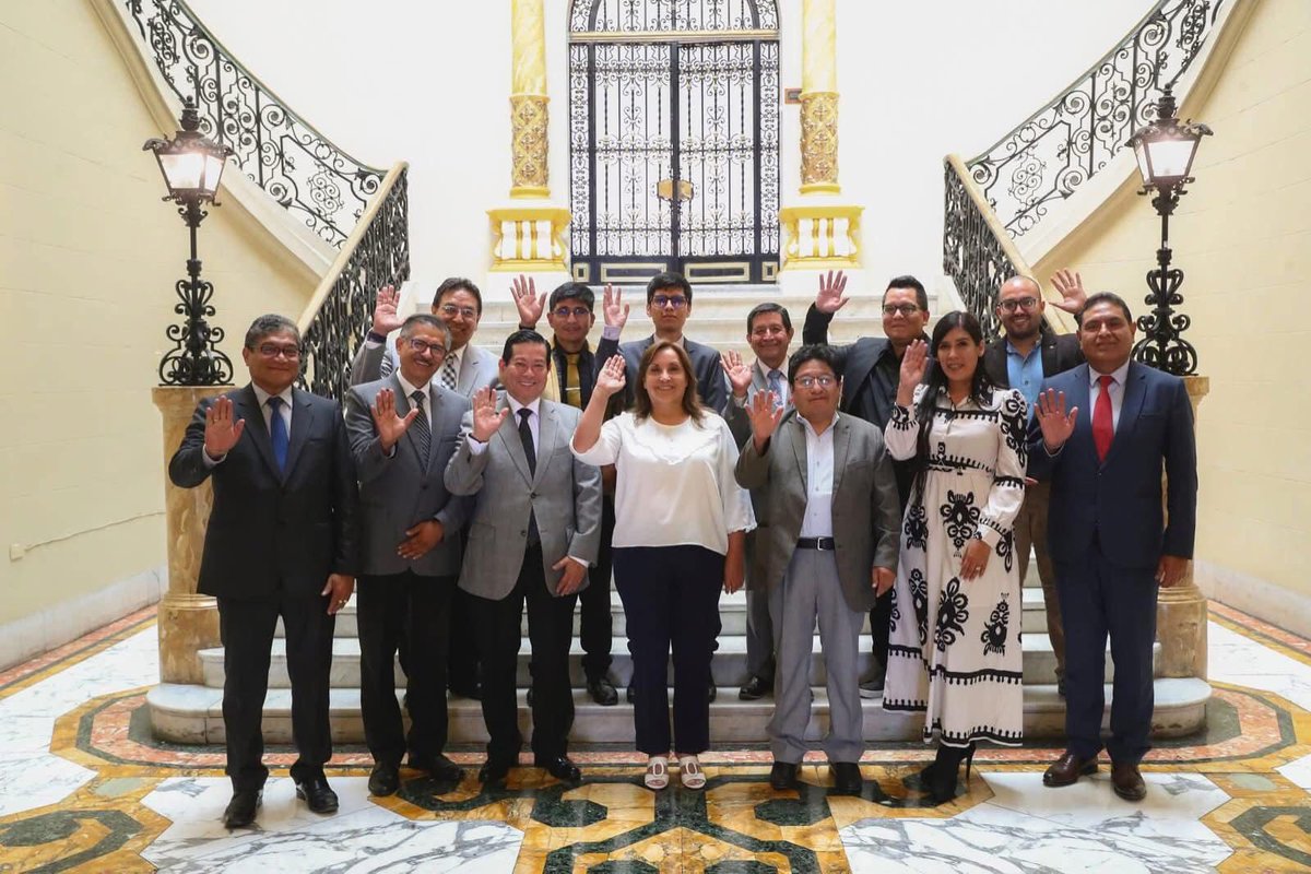 El Minjus señala que #AnthonyLastra no tienen ninguna relación laboral o espiritual con el Estado. Sin embargo, en la siguiente foto (del 1 de febrero, según la fuente) se le ve junto a #DinaBoluarte y #EduardoArana en una reunión privada de Palacio.