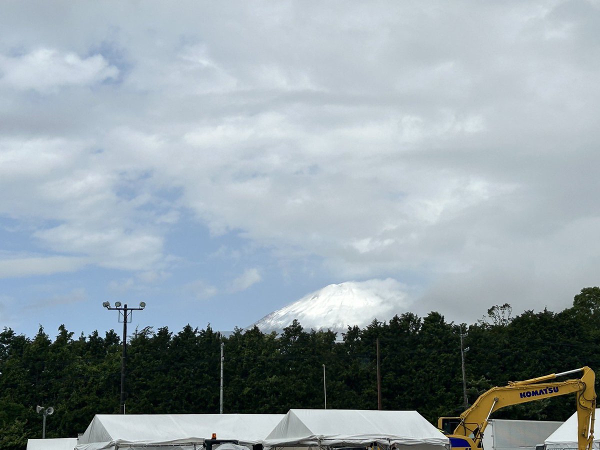 #富士24時間 決勝日がやってきました‼️
富士スピードウェイは現在気温15℃🌡️
小雨がパラつきつつ晴れ間も見えている空模様です🌥️

決勝スタートは本日15時予定❗️
レースはそこからもちろん24時間‼️
夜遅くのご来場でも、明日の日帰りでもレース＆イベントをしっかり楽しめます💪