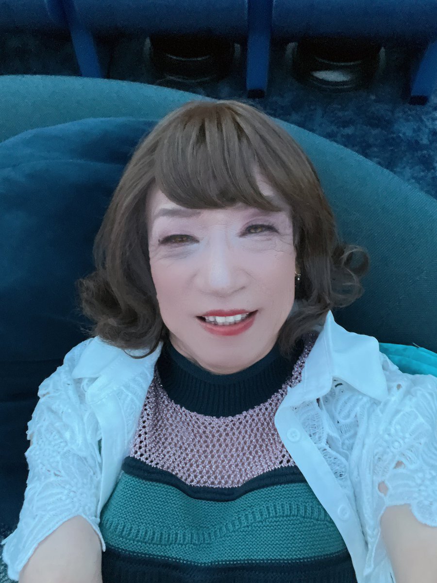 ランチの後
りなちゃんに連れて行ってもらった🤗💖

プラネタリウム満天NAGOYA
planetarium.konicaminolta.jp/manten-nagoya/

二人でプレミアムシートに座った、というか寝た（笑）
まるで、どっかのホテルのベッドみたい🤪🤪
知らんけど…

隣りのシートはイチャイチャカップル

LEDプラネタリウムって発光発色すごい❣️