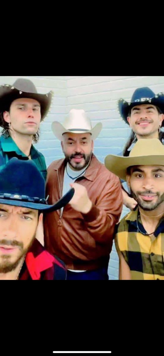Todos terminaron en la habitación Agua . 

Siguiendo los pasos de su padre 👨 Lupillo Rivera! 

Sin llorar muñequitas, si  llorar ! 

#LCDLF5 #LCDLFAllStar #LupilloRivera #telemundo