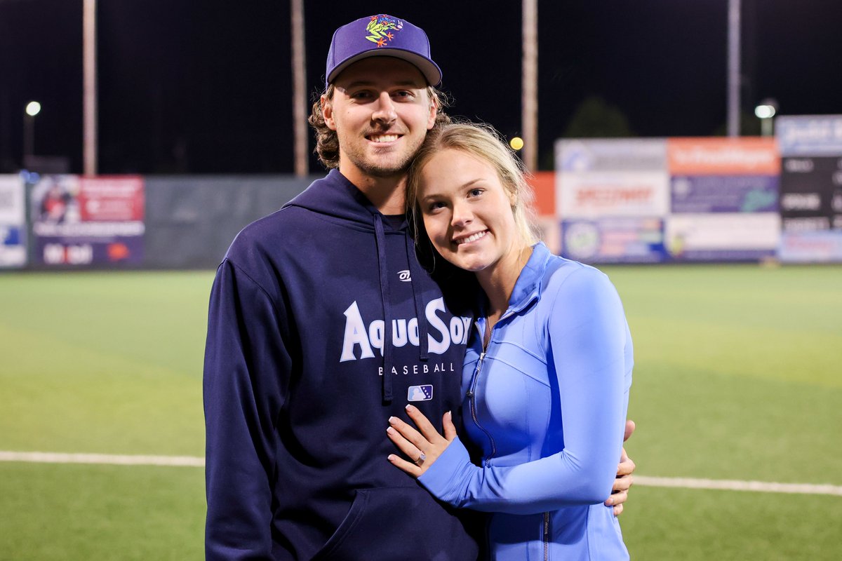 Ashton Izzi had a night to remember on Thursday!

After starting on the mound in an AquaSox victory, the #Mariners prospect popped the question to his girlfriend postgame ... and got a YES: atmlb.com/4kLCu6Q