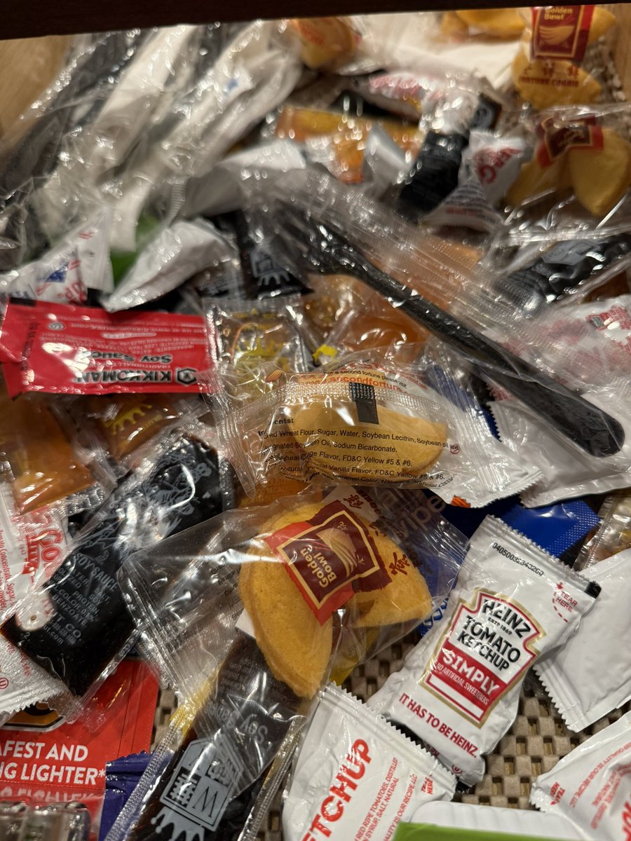 TyTyCub's tweet image. Twitter help me out..what is the minimum amount of sauce packet needed to be called a sauce drawer. I feel like less than 5 is just random storage..10 or more you’re getting there??