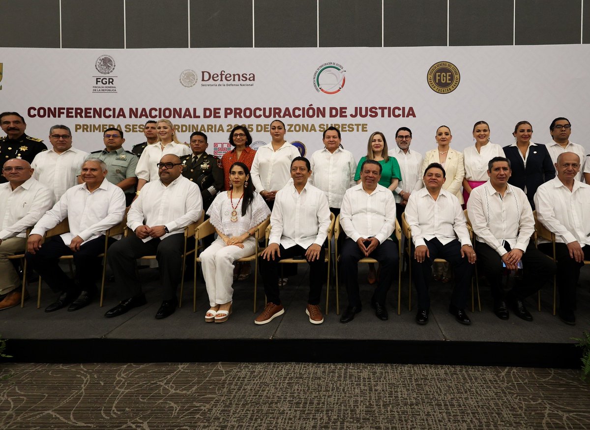 veronicacamino's tweet photo. La paz y la seguridad son fruto de la justicia. 

Asistí a la inauguración de la Conferencia Nacional de #ProcuraciónDeJusticia 2025, región Sureste, integrada por las y los #Fiscales de los estados de: Veracruz, Verónica Hernández;  Jackson Villacís, Campeche; Jorge Luis Llaven, Chiapas; Guerrero, Zipacná Torres, Oaxaca; Raciel López, Quintana Roo; Tabasco, Óscar Vázquez, Yucatán y en representación del Fiscal General de la República, Dr. Alejandro Gertz Manero, asistió el Fiscal Germán Castillo Banuet.

Agradezco al Fiscal General del Estado de #Yucatán, el anfitrión #JuanManuelLeón, por la invitación a este importante espacio de análisis, colaboración y fortalecimiento entre las fiscalías de la región.

Durante el evento fueron mencionadas importantes iniciativas enviadas por nuestra Presidenta @Claudiashein :
📌 Ley General del Sistema Nacional de Seguridad Pública
📌 Ley del Sistema Nacional de Investigación e Inteligencia de Seguridad Pública

Desde el @senadomexicano analizamos y respaldamos ambas reformas que buscan reforzar el sistema jurídico en materia de seguridad, promover una mejor coordinación institucional y articular la inteligencia para el esclarecimiento de delitos, con el objetivo de avanzar en la procuración de justicia en #México y el Sureste.

En #Yucatán, sabemos que la paz se construye con justicia y con un trabajo coordinado entre la SSP, las Fuerzas Armadas, nuestro Gobernador @huachodiazmena y, principalmente, con el pueblo que es el protagonista en la construcción de la seguridad que hoy nos distingue, por ello, la Fiscalía debe tener al pueblo como objetivo prioritario en cuanto a la atención y procuración de justicia.

@MorenaSenadores @PartidoMorenaMx @LuisaAlcalde @CaroRangelG