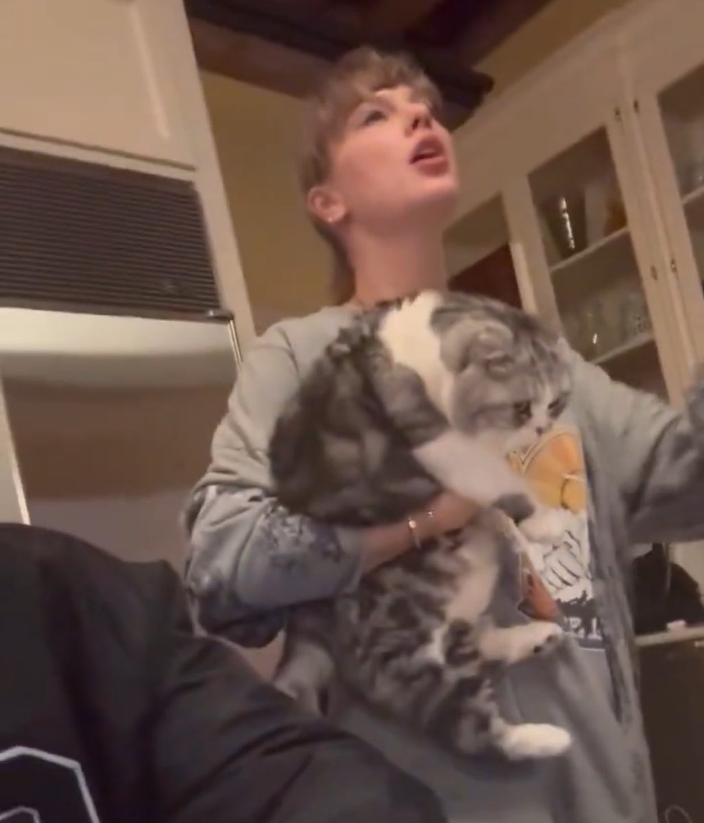 URGENTE:

Meredith Grey está VIVA!