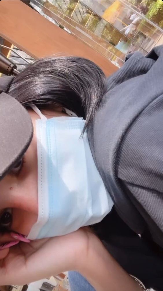 مافيه احد يسال علي 
تعبانه دعواتكم بالشفاء💔😔