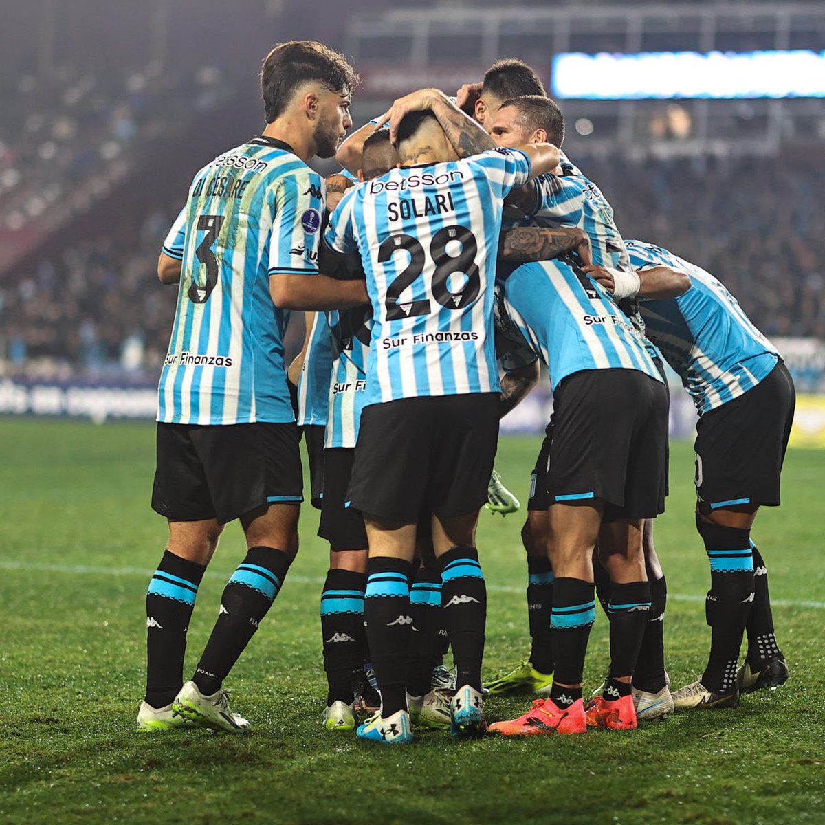 Racing Online (@racingonline2) on Twitter photo 🎙️ Santiago Solari en <a href="/DSportsRadio/">DSports Radio 103.1 FM</a>
"Sabés que si le das bien la pelota a Maravilla es gol, eso para nosotros es una tranquilidad. Tenemos mucho gol gracias a él. Los rivales nos respetan. Es el goleador y no se cree más que nadie, labura a la par del resto." 🎙️ Santiago Solari en <a href="/DSportsRadio/">DSports Radio 103.1 FM</a>
"Sabés que si le das bien la pelota a Maravilla es gol, eso para nosotros es una tranquilidad. Tenemos mucho gol gracias a él. Los rivales nos respetan. Es el goleador y no se cree más que nadie, labura a la par del resto."