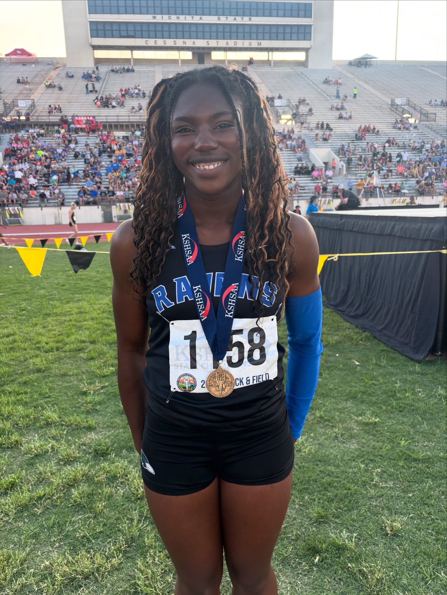 6A girls long jump state champion 🥇

Michenainda Aritus of Olathe Northwest wins the 6A girls long jump state championship with a jump of 18-11.5. #sportsinkansas