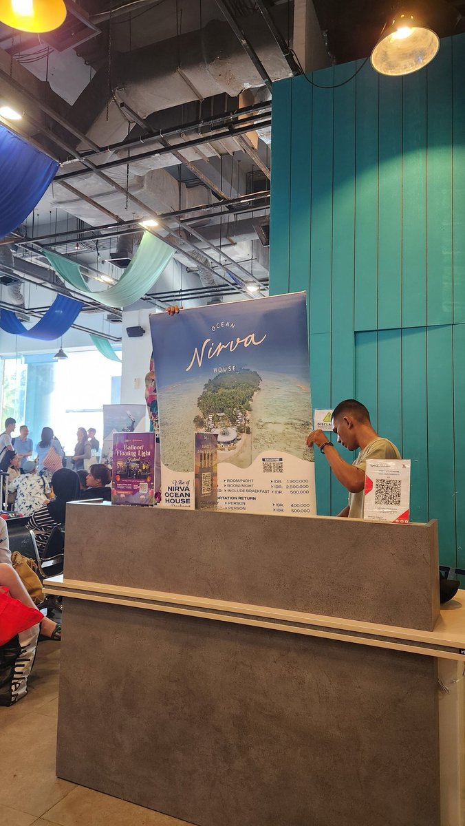 bullbbul's tweet photo. saking barunya hotel yang kami mau inap, banner aja baru dikeluarin dari plastik (katanya masi baru juga ini kak bannernya) wkwk #baywalk https://t.co/p37eIiu4bM