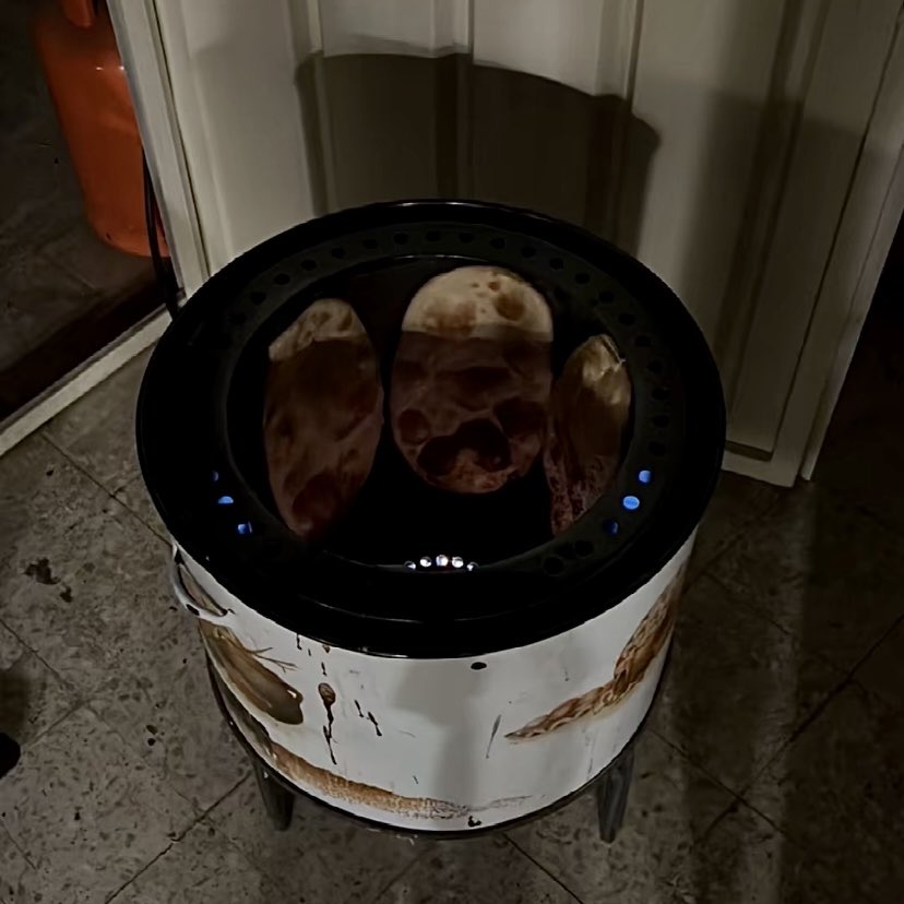 لا ترتجي غير الله المانع الرزّاق
ترا الناس لا تمنع ولاهيب رزّاقه

حياة البشر مابين لمة شمل وفراق
ولا يُفقد الا طيّبٍ يوجع فراقه .

#نجران