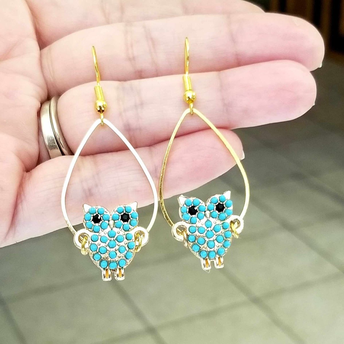 TrendingNowGift's tweet photo. Gold &amp; Turquoise Owl Dangle Earrings 

#jewelry #earrings #handmadejewelry #handmadegift #etsy #handmadeearrings #goldearrings #dangleearrings #giftforher #owl #owls #owlearrings #owlnecklace
#boho #bohoearrings 

https://t.co/BojFL7u3Cg https://t.co/to967YIL08
