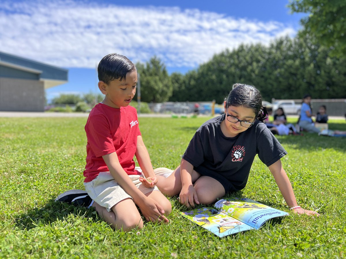 Beautiful day to bring buddy reading outside for our grade 4 and kindergarten students at Clearbrook Elementary. Connection through literacy. <a href="/AbbotsfordSD/">Abbotsford Schools</a> <a href="/clearbrookcubs/">École Clearbrook Elementary</a>