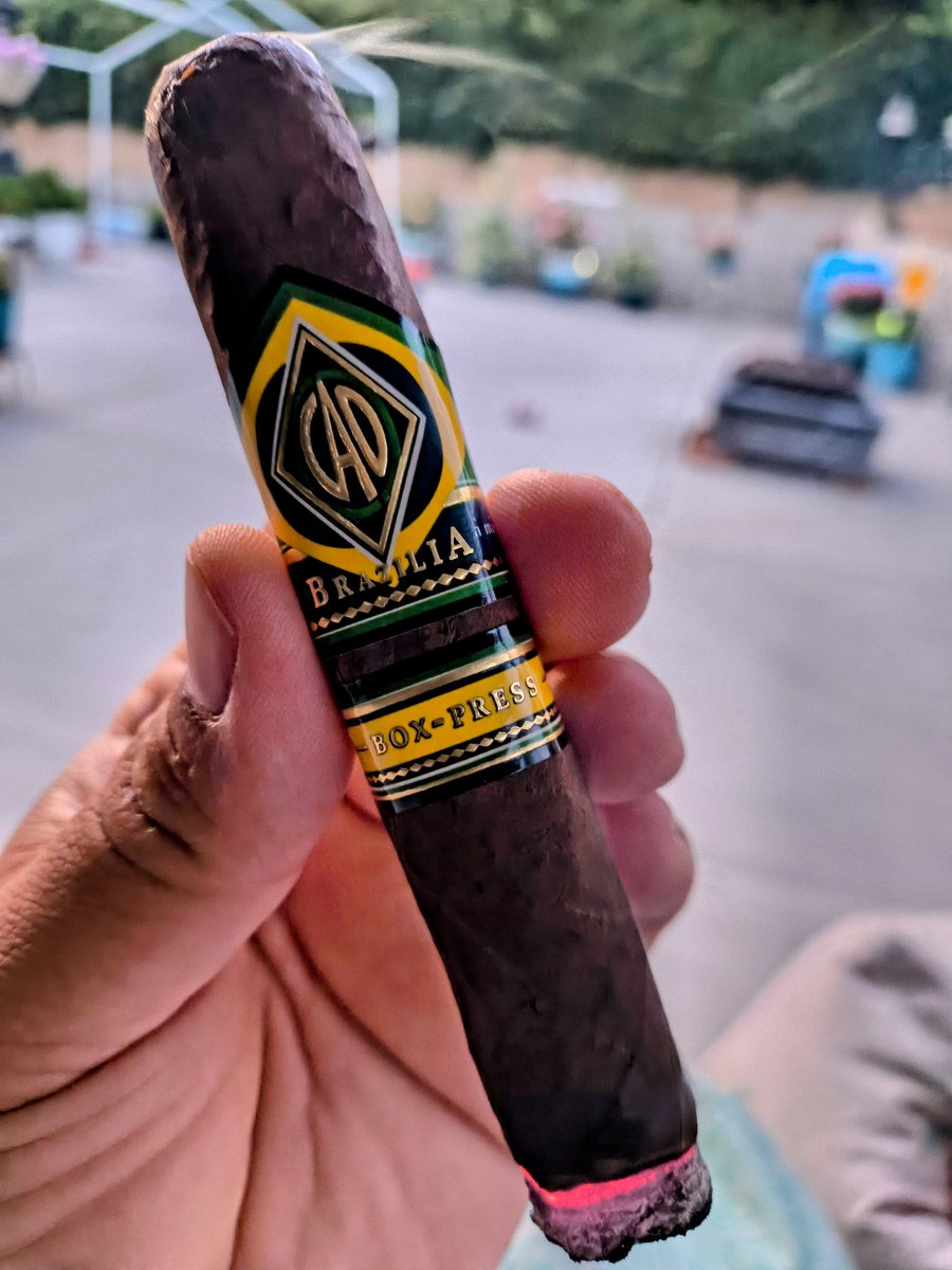 PuffSmokeNAsh's tweet photo. In the #BackyardLounge with a @caocigars Brazilia #BoxPress and these beauts have a ton of smoke and flav for days 💥💣💯💯💯💯 https://t.co/TUlYs6uaMN