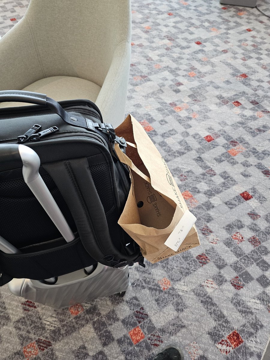 가방에 똑딱이 있으니까
꼭 손이 필요한 가방 걸수 있는데 은근 편한데요???