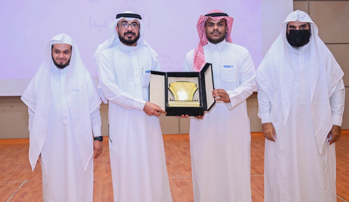 في لحظةٍ خالدة من مسيرتي الجامعية، نلتُ درع التميز من كلية الشريعة والقانون لعام 1446هـ، وكان لي شرف أن أكون ثاني طالب في تاريخ الكلية يظفر بهذا التكريم.. لحظة فخرٍ لا تُنسى.