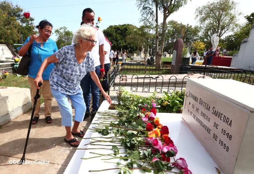 La Juventud Sandinista 19 de Julio rindió homenaje a doña Lidia Saavedra, madre del Copresidente Cmdte Daniel Ortega Saavedra y a la Cra. exguerrillera y exdiplomática Nora Astorga, dos mujeres dadoras de vida y ejemplares para dar amor  #4619SiempreMásAllá     #ManaguaSandinista
