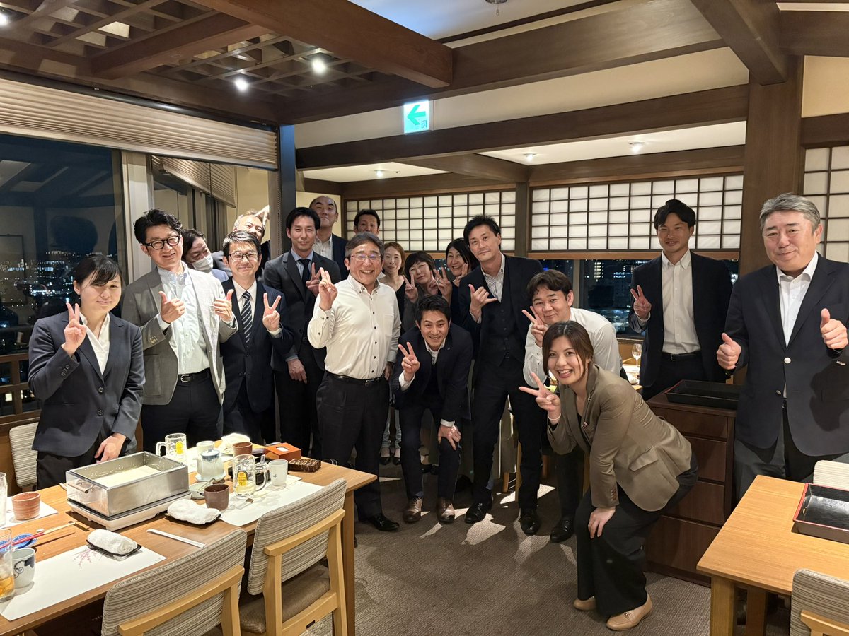 いつも🏓の事ばかり書いてますが今日は会社設立から19周年❣️
続くもんだな〜
昨夜は日頃お世話になっている皆さんに集まってもらいお㊗️い🍻してもらいました✨
クリニック開業のコンサルって珍しい仕事ですが関わってくださってる皆さんは優秀な方ばかりでとってもありがたい🙇‍♂️
20周年いけそうかな😉