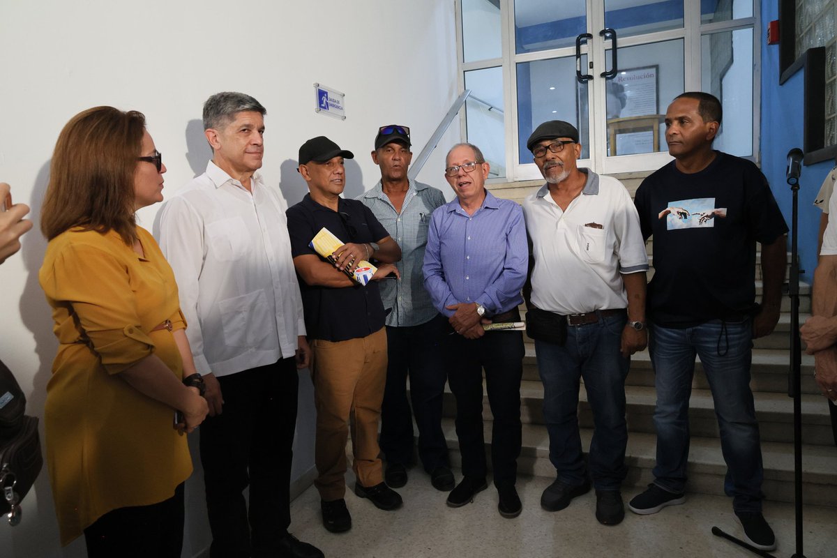 🖼️| Quedó inaugurada esta tarde, en <a href="/MinrexCpi/">Centro de Prensa Internacional</a>, la exposición colectiva "El humor no se puede bloquear".

Presidieron está actividad VM Relaciones Exteriores de #Cuba 🇨🇺, <a href="/CarlosFdeCossio/">Carlos F. de Cossio</a>, y directora gral. Prensa, Comunicación e Imagen de <a href="/CubaMINREX/">Cancillería de Cuba</a>, <a href="/YairaJR/">Yaira Jiménez Roig</a>.

#TumbaElBloqueo