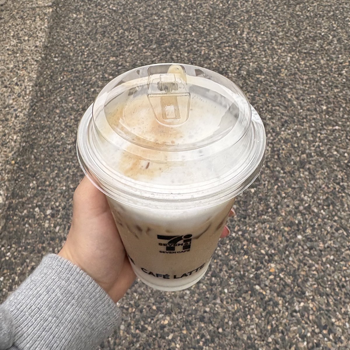 papi123111's tweet photo. ｢おいしいごはんが食べられますように｣

ほっこりしたエッセイかと思って読んだら衝撃を受けた。 https://t.co/6d1QDQ7kYm