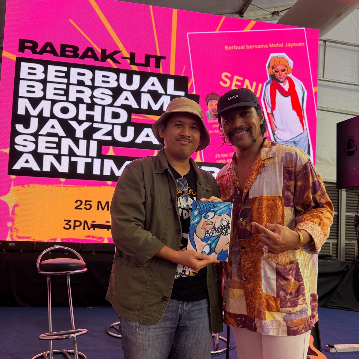 Syed Ahmad Fathi (@fathi137) on Twitter photo Malam semalam di Pentas Plaza Merdeka di reruai <a href="/rabaklit/">Rabak-Lit | PBAKL 25, DEPAN PINTU TR4</a> brother Kimal perform. Saya ni seorang buta musik, tapi dengar lagu dan perkongsian beliau sangat mengasyikkan. Tentang kehidupan, keazaman, kerinduan, dan perjuangan. Lagu pembukaan beliau adalah โDoa Buat Gazaโ. Malam semalam di Pentas Plaza Merdeka di reruai <a href="/rabaklit/">Rabak-Lit | PBAKL 25, DEPAN PINTU TR4</a> brother Kimal perform. Saya ni seorang buta musik, tapi dengar lagu dan perkongsian beliau sangat mengasyikkan. Tentang kehidupan, keazaman, kerinduan, dan perjuangan. Lagu pembukaan beliau adalah โDoa Buat Gazaโ.