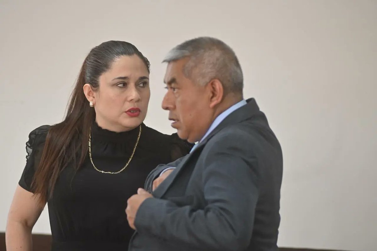 Fuentes del <a href="/MPguatemala/">MP de Guatemala</a> que pidieron el anonimato, explicaron que Jorge Santos fue trasladado durante tres días a la sede del MP, donde fue interrogado y permaneció, en cada jornada, alrededor de 12 horas a merced de Curruchiche. 🖊 <a href="/DiegoEspana_/">Diego España</a> lahora.gt/investigacion/…