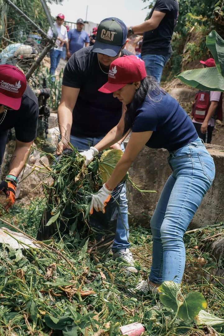 MichValledbravo's tweet photo. Nunca antes una presidenta había estado tan cerca de su gente.
No desde una oficina, sino desde el territorio, a pie, con el corazón. ❤️
Con #TransformandoTuComunidad, no solo limpiamos calles ni recogemos basura…
Rescatamos espacios, recuperamos la esperanza y https://t.co/qtSqvc84OU