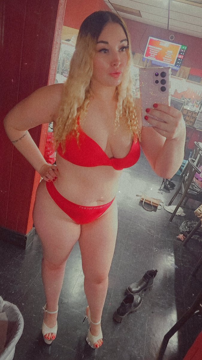 AliceInWonLa's tweet photo. Hey all come see me and other beautiful women at doysessy showgirls in muskegon #stripper #stripclub ##StripClubExperience #Friday #tgif #nudity #nudes #sugarbaby #sugardaddyseason #exoticdancer #dancing #entertainer #StripperLogic #Dancer https://t.co/hszvVTanxf