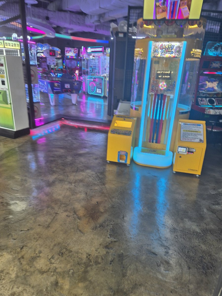 1.  (사람이 어떤 대상에)빠져 나쁜 길로 꾀이다   2.  (사람이 어떤 대상에)마음이 현혹되다

E) 리붕이는 결코 평오오에 유혹되어서는 안 된다.