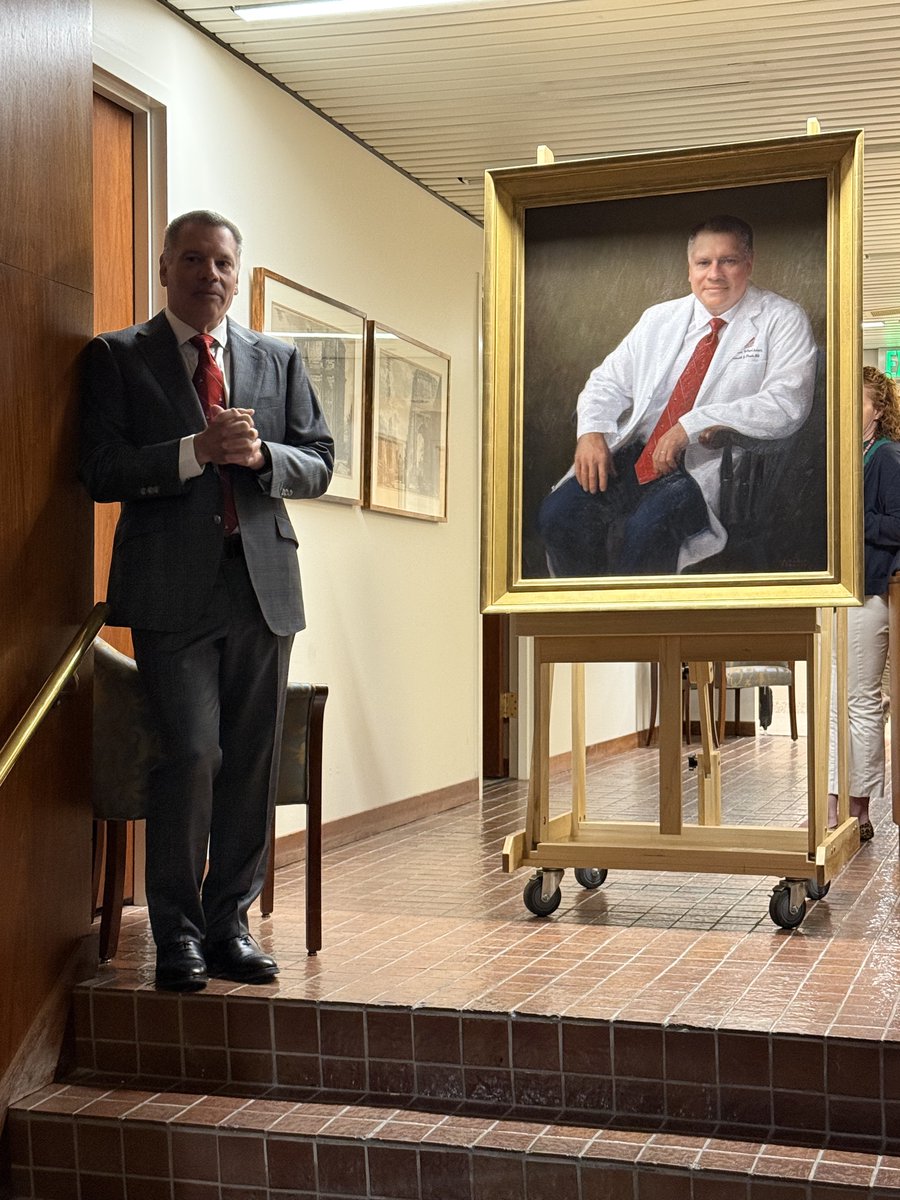 allaf_mo's tweet photo. Tis the season to celebrate.  Today we unveil Dr. Ken Pienta's portrait @brady_urology @HopkinsMedicine  Amazing scientist, physician, and mentor! https://t.co/jpS04lXxPM