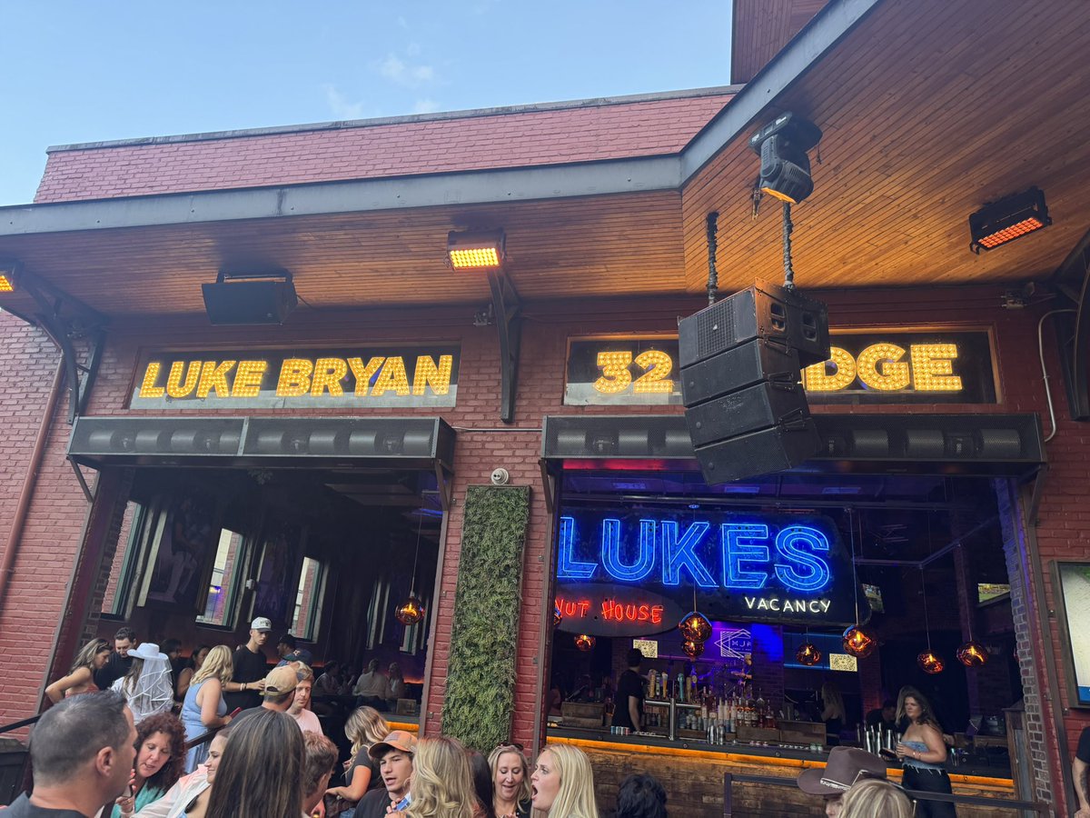 rplattner67's tweet photo. @lukebryan enjoying your Nashville Bar https://t.co/rdhqhbnCy6
