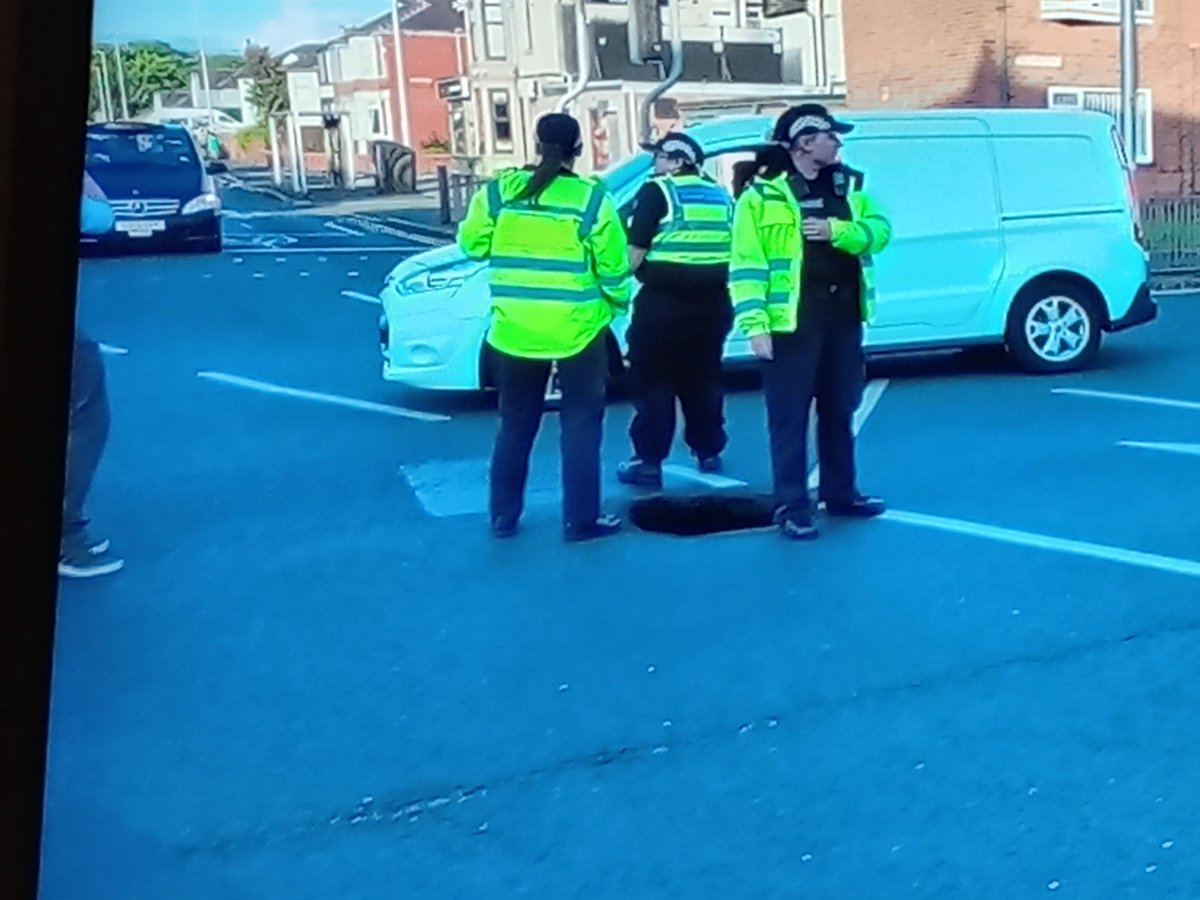 Are the police being used as traffic cones? :) #SinkHole #Blackpoo
