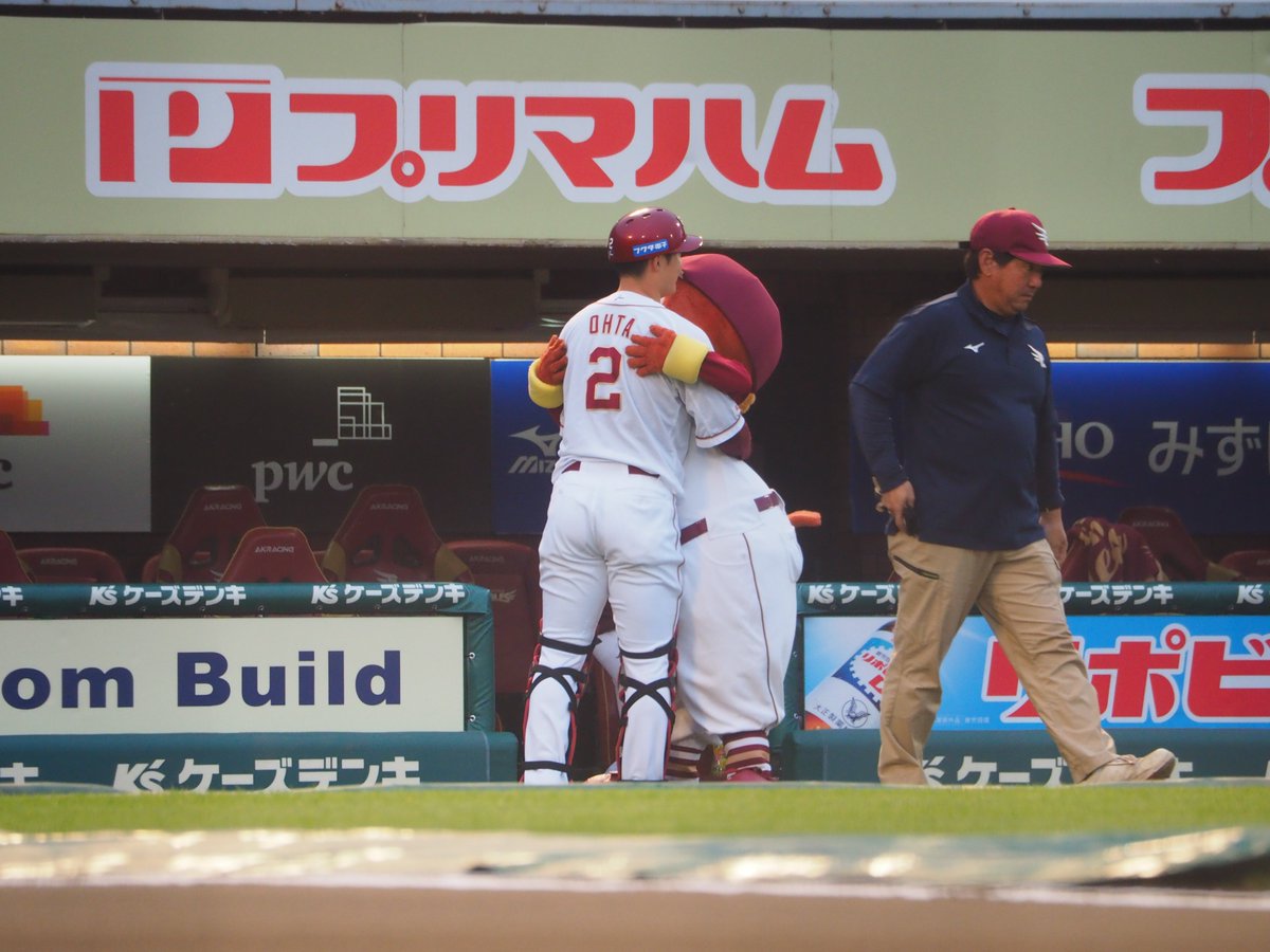 nanashimaru07's tweet photo. 昨日は試合前⚾誰よりも早くグラウンドに来て走り込みをしていた太田光選手。そこにクラッチが来て「昨日はナイスバッティングだったね！」と😊抱き合ってる素敵なシーン！クラッチの優しさにうるっときた🥹
 #太田光 #RakutenEagles  #楽天イーグルス  #球団マスコット #クラッチくん https://t.co/nBmCZvMvO0