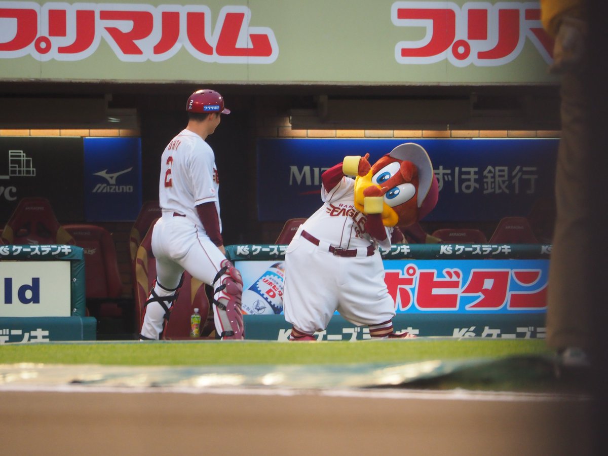 nanashimaru07's tweet photo. 昨日は試合前⚾誰よりも早くグラウンドに来て走り込みをしていた太田光選手。そこにクラッチが来て「昨日はナイスバッティングだったね！」と😊抱き合ってる素敵なシーン！クラッチの優しさにうるっときた🥹
 #太田光 #RakutenEagles  #楽天イーグルス  #球団マスコット #クラッチくん https://t.co/nBmCZvMvO0