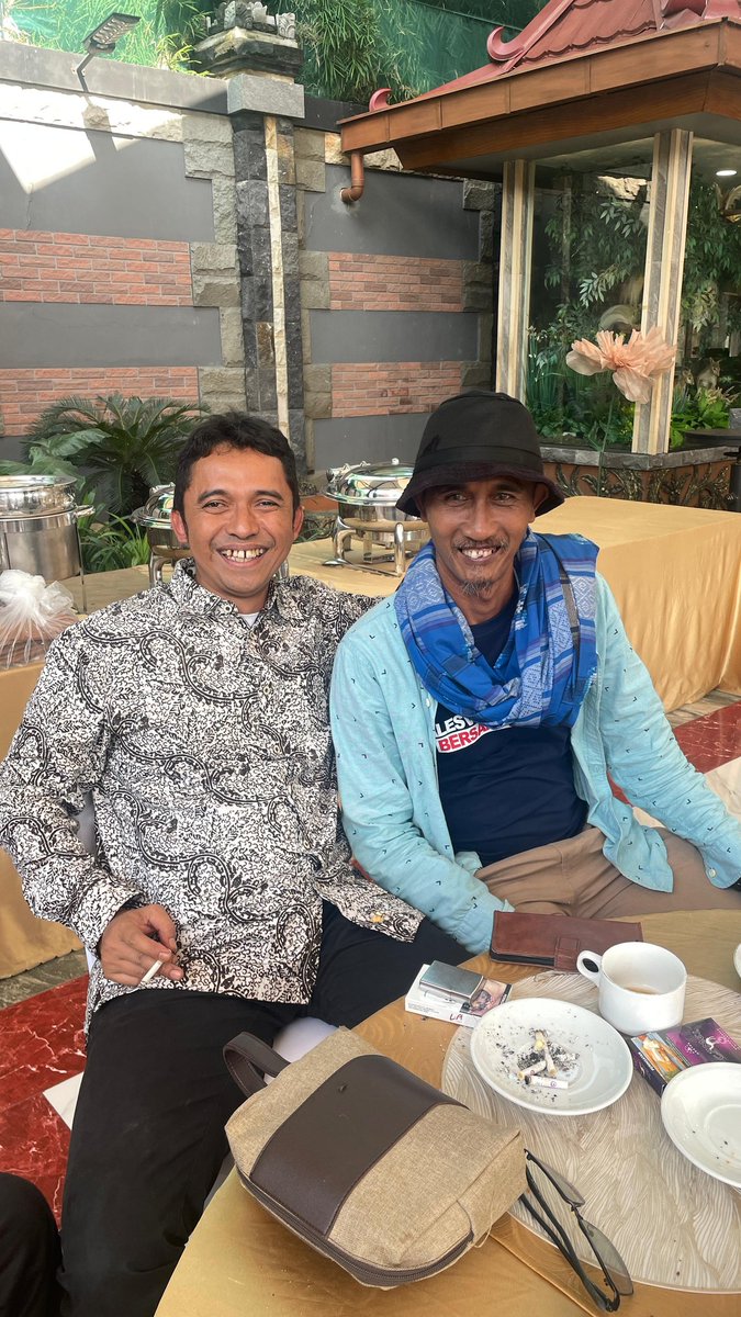 Saya tanya, Pak Kholid nggak takut dibunuh? 
Jawabnya santai, nadanya saya dengar penuh keyakinan, 'orang mati itu seperti telur menetas, Mas.'
Oh oke... keselamatan, keberkahan, dan kemuliaan semoga tercurah untuk Pak Kholid. Panjang umur perjuangan..  
#pagarlaut #jumatberkah