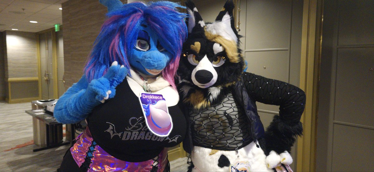 Met this awesome derg on my way out of the Bimbo panel 

It's a perfect photo for Fursuit Friday!
 
Thanks so much for allowing me to get a photo with ya <a href="/DrakkeceDragon/">Drakkece.bsky.social</a>! 

#FursuitFriday