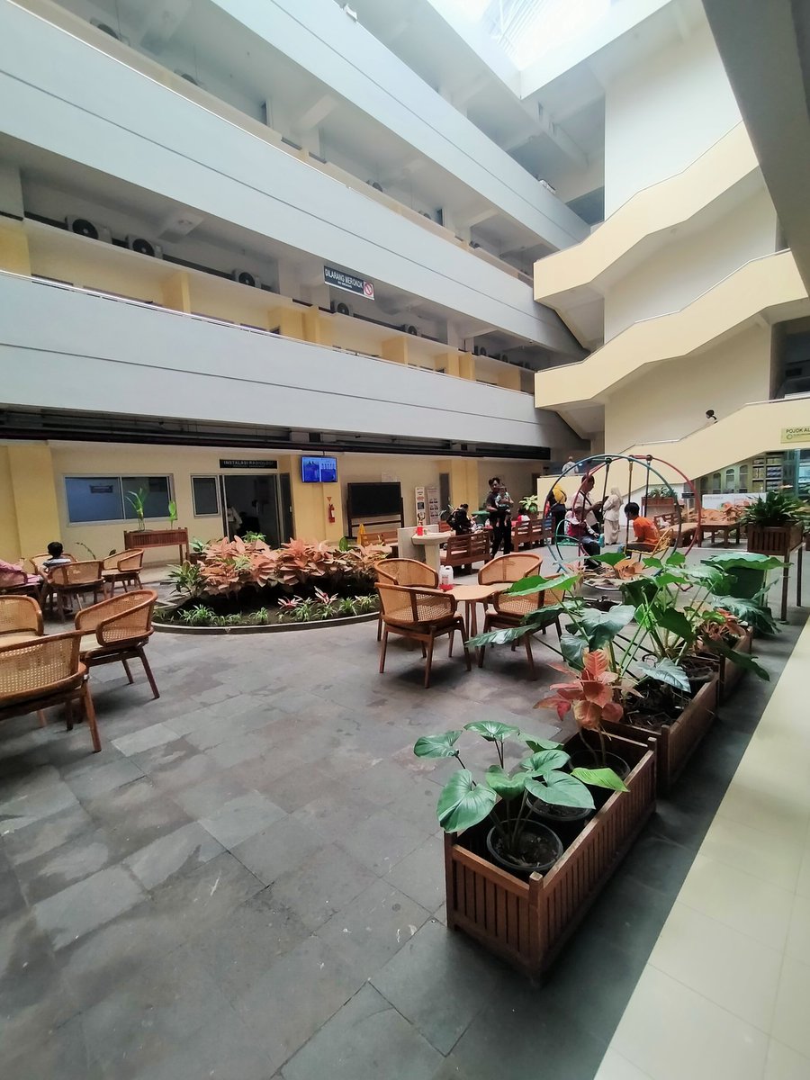 PintuJogja's tweet photo. Ada yang tahu, ini dimana gaes? Ruang santai buat pengunjung 😀👍 https://t.co/fQWCcFHkrC
