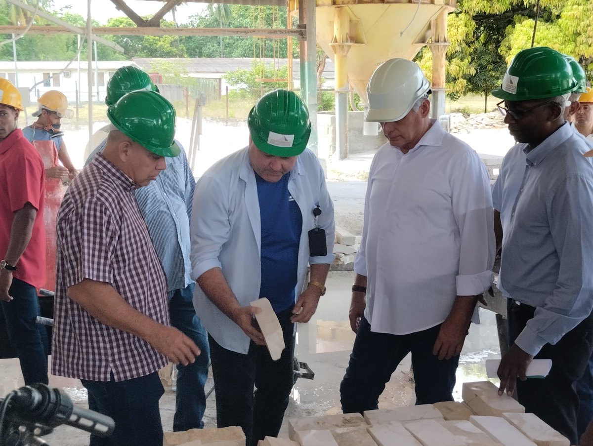 Con #HonorHolguinero acompañamos al Primer Secretario del <a href="/PartidoPCC/">Partido Comunista de Cuba</a> y   Presidente de la República de #Cuba <a href="/DiazCanelB/">Miguel Díaz-Canel Bermúdez</a> en su visita a #HolguínSí, esta vez a los municipios Frank País, Sagua de Tánamo y  Moa. Destacándose las buenas prácticas y potencialidades del territorio.