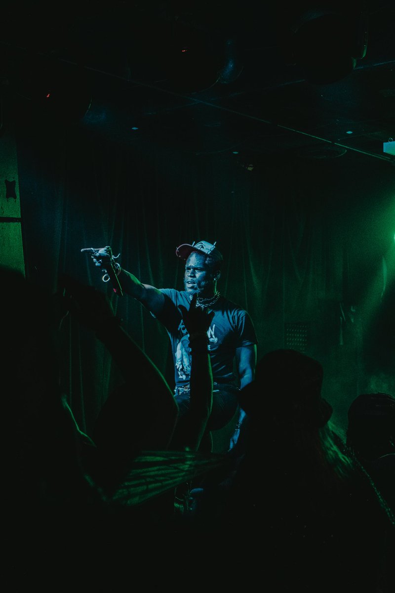 HarryTakesPics tweet media